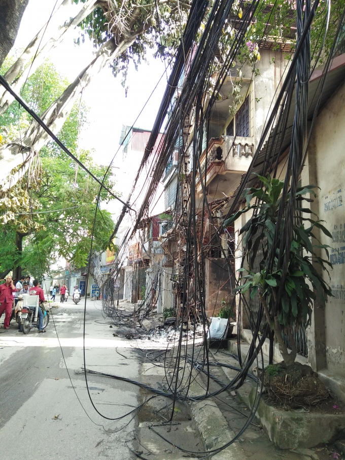 H&agrave; Nội: Clip to&agrave;n cảnh vụ ch&aacute;y cột điện khiến người d&acirc;n hốt hoảng