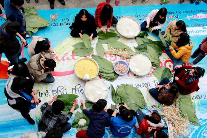 Bằng những chiếc bánh chưng tự tay gói, dù không được đẹp nhưng nó là cả tấm lòng, sự chân thành và hơn hết không khí tết "sớm" được các bạn sinh viên mang đến cho bản làng.