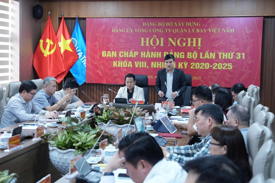 Đồng chí Đào Văn Tiến - Phó Bí thư chuyên trách Đảng ủy Bộ Xây dựng phát biểu chỉ đạo Hội nghị.