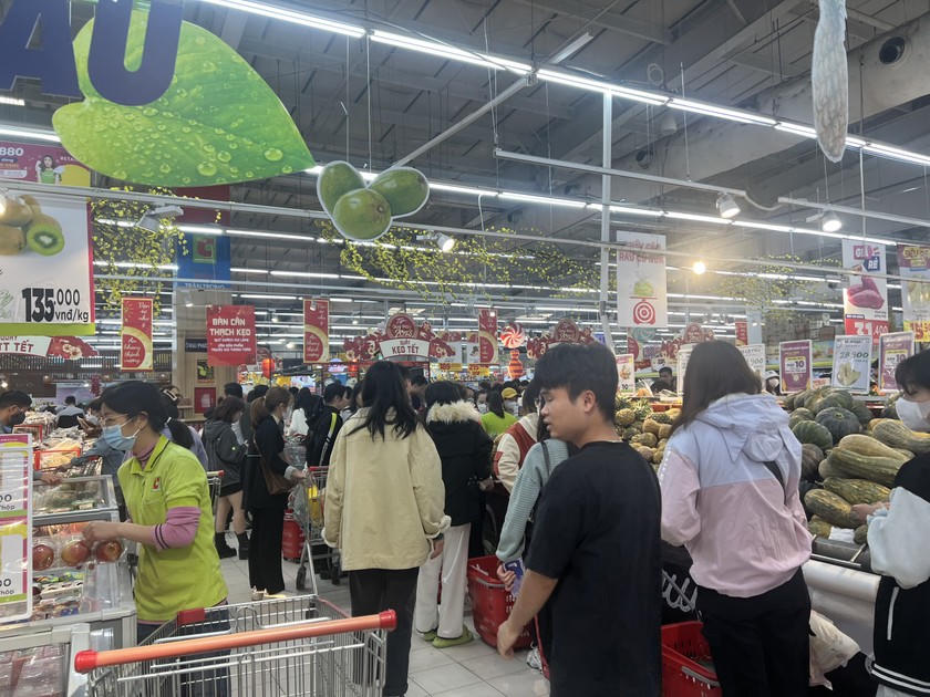 Tại một số quầy hàng, khách phải xếp hàng chờ đến lượt.