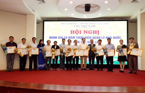 Thứ trưởng Doãn Mậu Diệp và Cục trưởng Lê Kim Dung trao Bằng khen, giấy khen cho các tập thể và cá nhân.