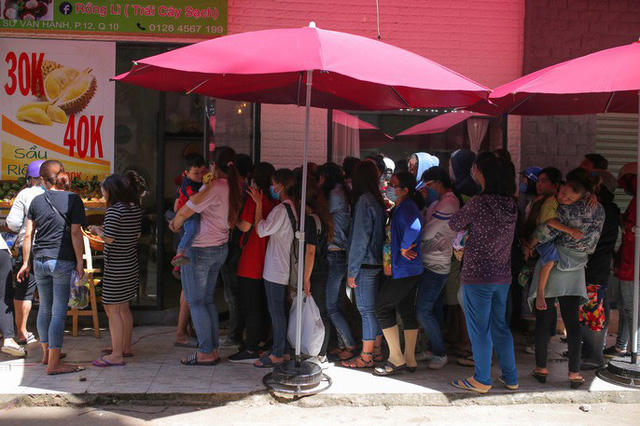 Xếp h&agrave;ng chờ tới lượt mua sầu ri&ecirc;ng ăn trả hạt ở TP HCM