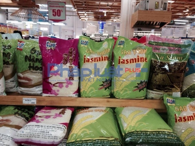 Siêu thị Co-opMart Quảng Bình vẫn bày bán sản phẩm gạo thơm jasmine .