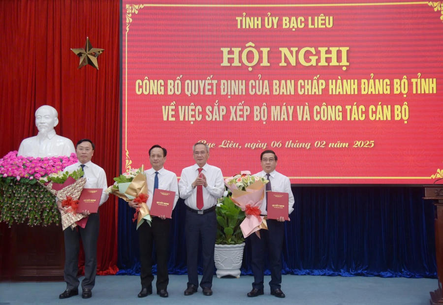 Ông Lữ Văn Hùng - Ủy viên BCH TW Đảng, Bí thư Tỉnh ủy, Chủ tịch HĐND tỉnh (Trưởng Đoàn ĐBQH), trao Quyết định cho Bí thư, Phó Bí thư Đảng bộ UBND tỉnh.