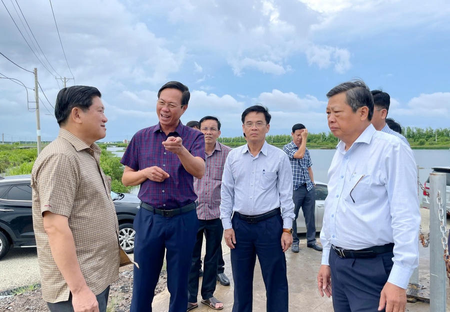 Ông Lê Văn Sử – Phó Chủ tịch UBND tỉnh Cà Mau (bìa trái), cùng Đoàn công tác khảo sát thực tế tại Khu nông nghiệp ứng dụng công nghệ cao phát triển tôm Bạc Liêu (bìa phải là ông Phạm Hoàng Minh – Giám đốc Ban Quản lý Khu nông nghiệp ứng dụng công nghệ cao phát triển tôm Bạc Liêu).