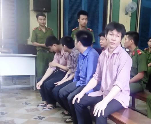 Các bị cáo trước vành móng ngựa.