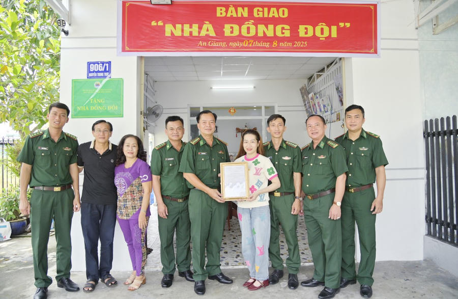 Đại tá Lê Hoàng Việt bàn giao nhà cho Đại úy QNCN Võ Tuấn Vũ.