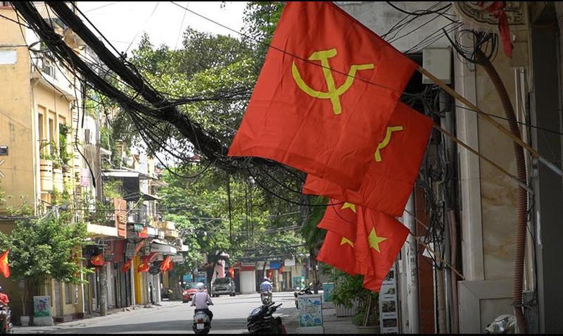 Cờ đỏ sao vàng, cờ búa liềm tung bay hầu khắp các cửa nhà người dân.