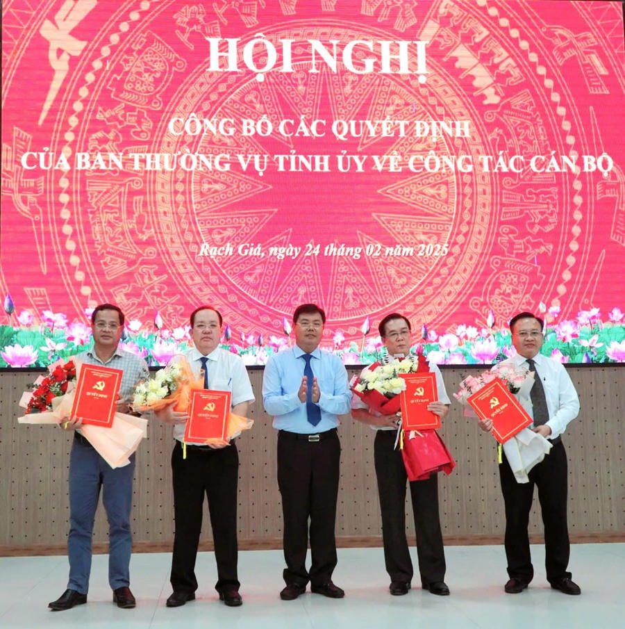 Bí thư Tỉnh ủy Kiên Giang Nguyễn Tiến Hải chúc mừng các cá nhân nhận nhiệm vụ mới trong Hội nghị công bố quyết định nhân sự Thành ủy Rạch Giá