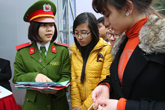 Hồ sơ đăng ký dự thi mua tại nơi sơ tuyển hoặc công an các quận, huyện; không sử dụng mẫu hồ sơ của Bộ GD-ĐT. (Ảnh minh hoạ)