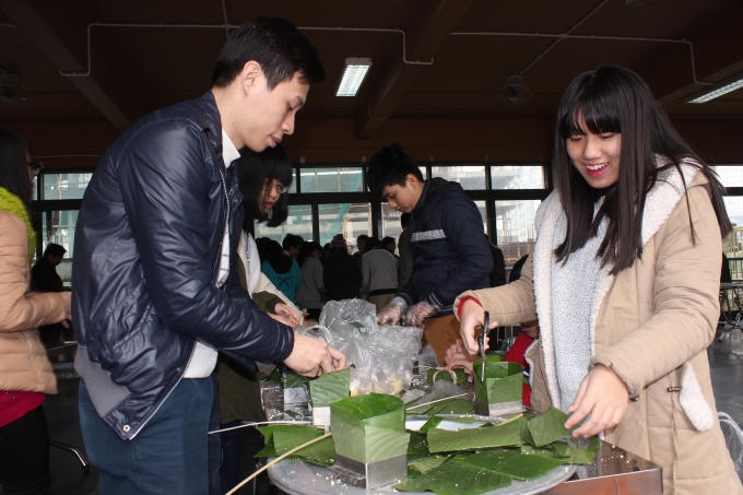 Học sinh H&agrave; Th&agrave;nh h&aacute;o hức g&oacute;i b&aacute;nh chưng dịp gi&aacute;p Tết Nguy&ecirc;n đ&aacute;n