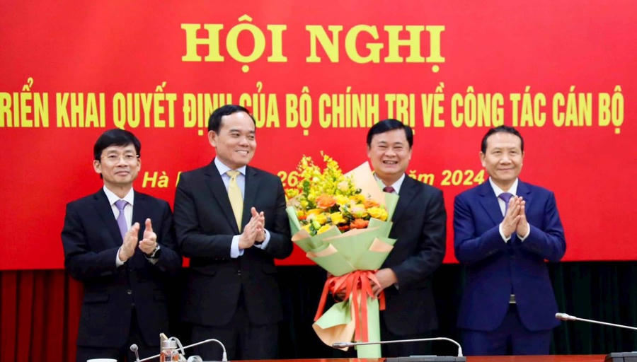 Tập thể lãnh đạo Ban Kinh tế Trung ương chúc mừng ông Thái Thanh Quý.