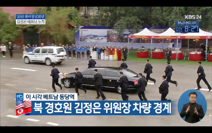 12 vệ sĩ mặc áo vest luôn chạy theo xe bảo vệ Nhà lãnh đạo Kim Jong-Un.