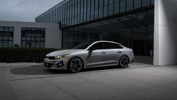 Kia K5 có đủ sức thách thức Toyota Camry tại Việt Nam?