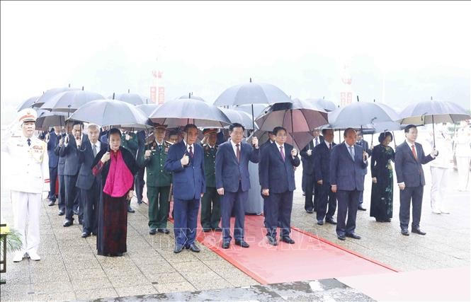 Lãnh đạo Đảng, Nhà nước vào Lăng viếng Chủ tịch Hồ Chí Minh ảnh 2