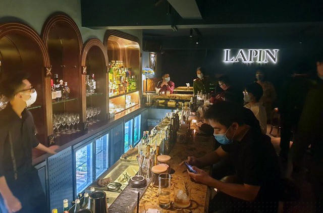 Lực lượng chức năng kiểm tra quán cà phê ca nhạc số 9 phố Ấu Triệu. (Ảnh: Công an cung cấp)