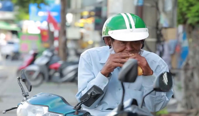 Bác tài xế ăn vội suất ăn sang của chương trình “Buổi sáng yêu thương” rồi lại chuẩn bị tất bật với công việc.