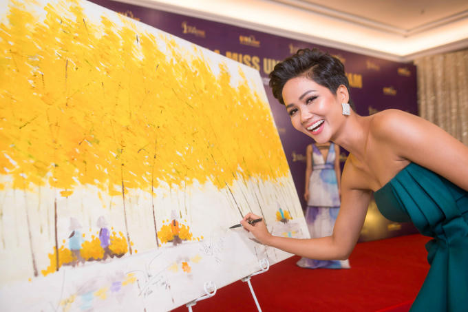 Hoa hậu H’Hen Niê và Á hậu Mâu Thủy đấu giá từ thiện Hoa hậu Hoàn vũ Việt Nam