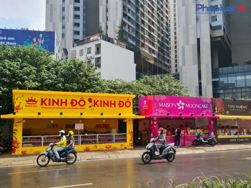 Các điểm bán bánh trung thu trên vỉa hè tuyến đường Nguyễn Hoàng.