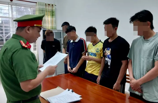 Bắt giam 6 cầu thủ CLB bóng đá Bà Rịa - Vũng Tàu bán độ, Cơ quan điều tra đọc lệnh bắt tạm giam đối với các cầu thủ CLB bóng đá Bà Rịa - Vũng Tàu. Ảnh Công an Bà Rịa - Vũng Tàu.
