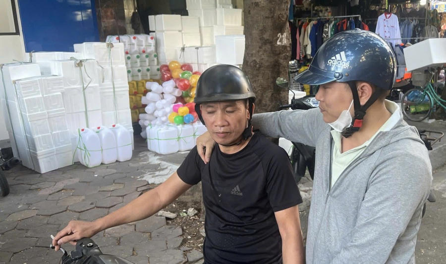 Lực lượng Công an bắt giữ Nguyễn Văn Khôi ( áo đen) khi đang trên đường tẩu tán tài sản.