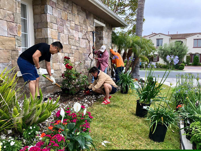 Trong những lần sang Mỹ lưu diễn, Mr Đàm cũng tranh thủ thời gian tự tay trang trí sân vườn cho không gian mới. Bởi sự kỹ tính, cầu toàn và muốn nhanh chóng hoàn tất căn nhà, nam ca sĩ đã tự vận chuyển một khối lượng đồ đạc rất lớn từ Việt Nam qua Mỹ.