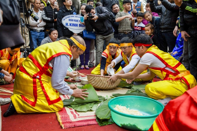 Các nghệ nhân tham gia thi gói bánh chưng