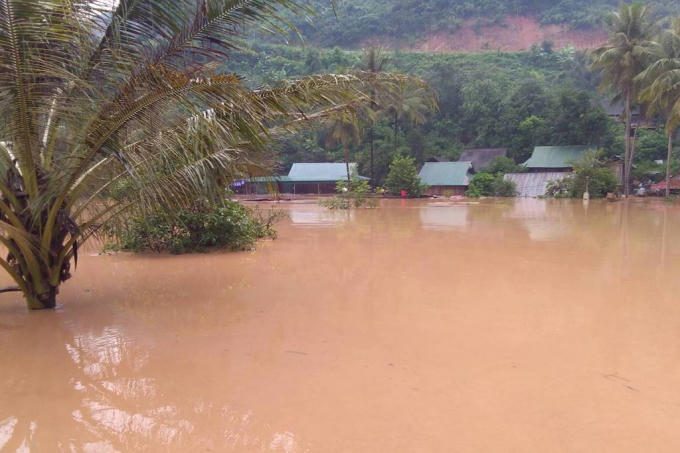 Nhiều bản làng bị nhấn chìm trong nước lũ.