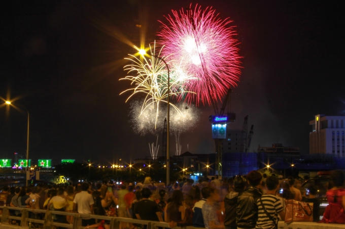 Nhiều người tập trung trên cầu Calmet để theo dõi màn bắn pháo hoa tại nóc hầm Thủ Thiêm ( quận 2 )