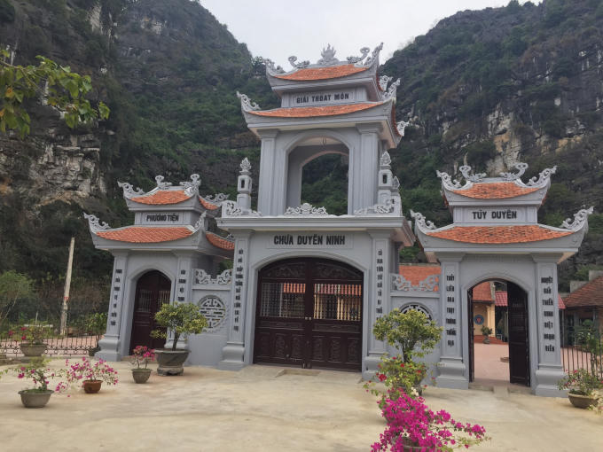 Chùa Duyên Ninh nằm ở làng cổ Chi Phong, xã Trường Yên, huyện Hoa Lư, Ninh Bình.