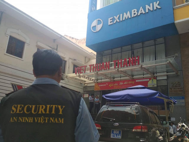 Sáng 26/3, cơ quan cảnh sát điều tra Bộ Công an phối hợp với các đơn vị liên quan tổ chức khám xét Ngân hàng Thương mại CP Xuất nhập khẩu Việt Nam (Eximbank) – chi nhánh TPHCM (Ảnh: Đình Thảo)