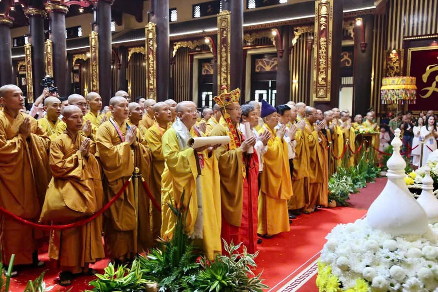 Nghi lễ được tổ chức theo đúng nghi thức Phật giáo, đảm bảo tính trang nghiêm, an toàn và tôn kính.