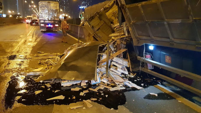 Cú tông mạnh làm gạch trên xe văng xuống đường, dầu nhớt chảy lênh láng.