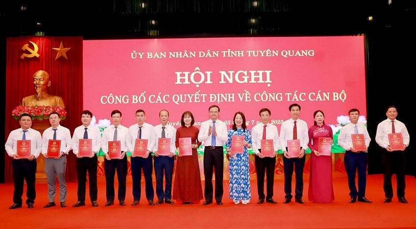 Phó Chủ tịch UBND tỉnh Nguyễn Mạnh Tuấn trao Quyết định Phó Giám đốc các Sở: Giáo dục và Đào tạo, Xây dựng. (Ảnh: Duy Tuấn).
