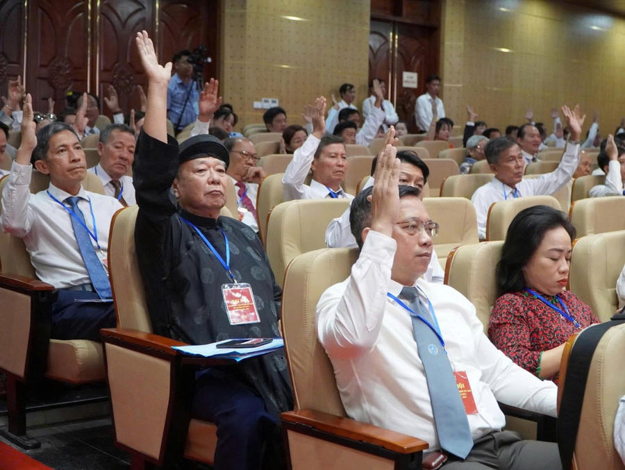 Đại biểu biểu quyết chương trình Đại hội đại biểu MTTQ Việt Nam tỉnh An Giang lần thứ I, nhiệm kỳ 2025-2030.