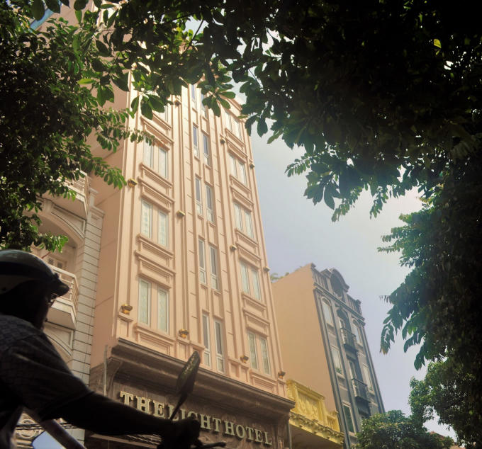 Khách sạn The Light Hotel tại số 128 -130 Hàng Bông tuy đã được UBND quận Hoàn Kiếm cấp Giấy phép xây dựng số 38/GPXD ngày 31-3-2015, nhưng chủ đầu tư đã tự ý xây tăng chiều cao tầng 1, từ 4m thành 7,2m và xây thêm diện tích tầng lửng rộng 83,3m2, cao 3,4m so với sàn tầng 1. Ảnh Reatime