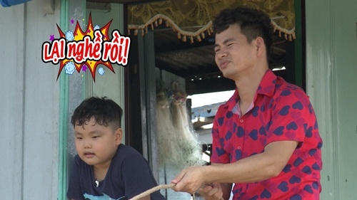 Bố Xuân Bắc lại kheo tài làm nghề kéo thuyền đến Bi cũng phải ngán ngẩm với bố.