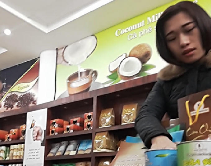 Nhân viên của cửa hàng thiếu thiện cảm khi tư vấn sản phẩm cho du khách Việt.