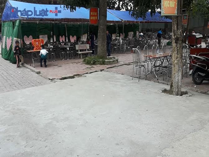 Giờ ra chơi các em học sinh chơi đùa quanh đám cưới.