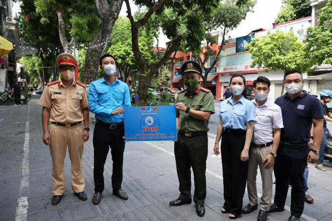 Những ly nước mát sẽ tiếp thêm năng lượng hàng ngày cho lực lượng công an Thủ đô đang ngày đêm thực hiện nhiệm vụ.