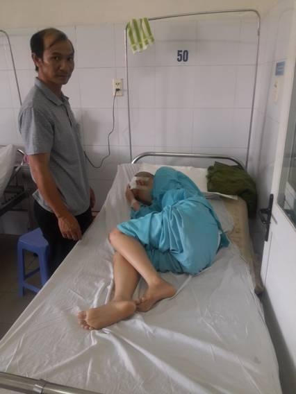Người nhà và nạn nhân bị chấn thương sọ não trong vụ tai nạn vừa qua.