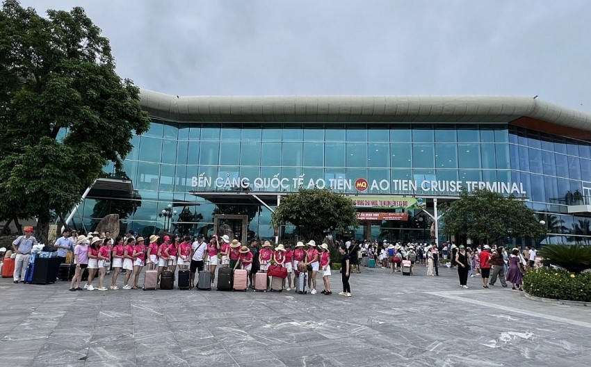Du lịch biển đảo Quảng Ninh thu hút rất đông du khách trong và ngoài nước tham quan và trải nghiệm.