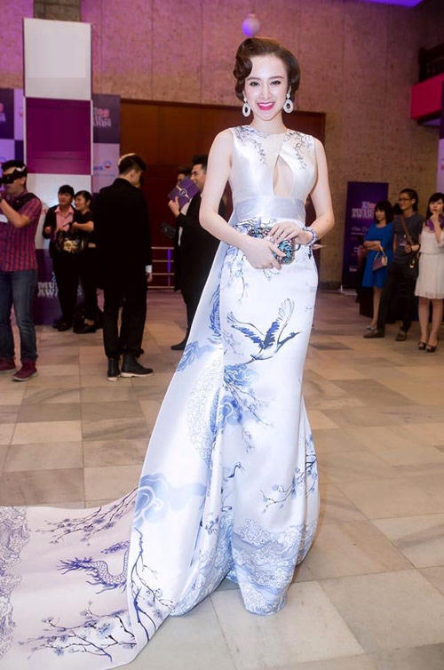 Từng li&ecirc;n tiếp lọt v&agrave;o top sao mặc hở hang, phản cảm, năm 2015 Angela Phương Trinh đ&atilde; c&oacute; m&agrave;n lột x&aacute;c ngoạn mục. Ảnh: internet.