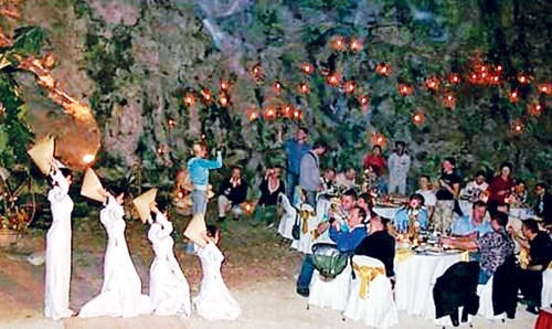 Hang động di sản biến thành phòng tiệc.