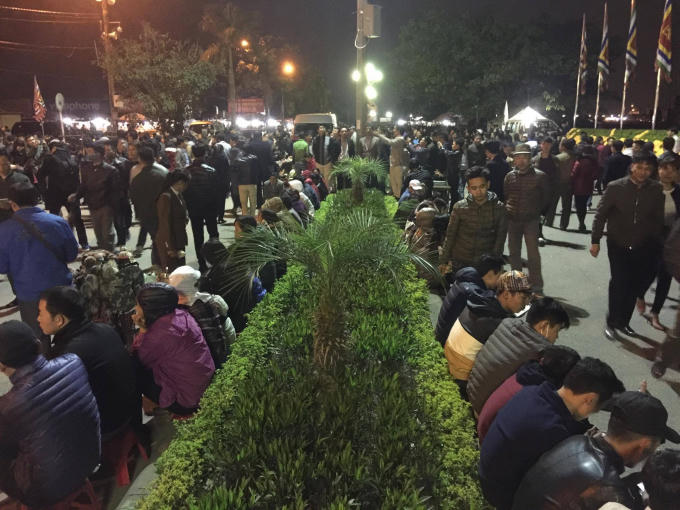 Nhiều người chuẩn bị chăn, chiếu nằm nghỉ đợi giớ khai ấn.