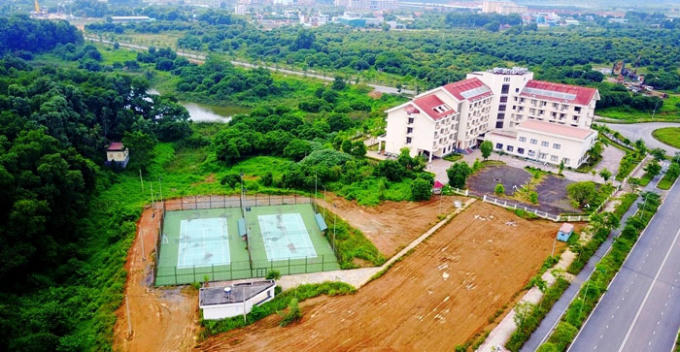 Sân chơi thể thao trong khuôn viên trường xuống cấp khá nhanh khi đi vào hoạt động.