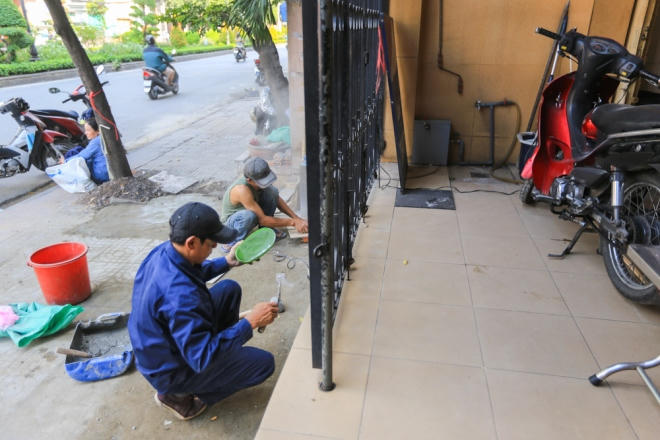 Để khách có chỗ để xe uống cà phê, không phải đậu trên vỉa hè, bà Thảo (chủ quán) đã thuê thợ hạ và lùi bớt nền nhà. "Nếu ai cũng tuân thủ đúng quy định thì không còn ai chiếm vỉa hè nữa", bà nói.
