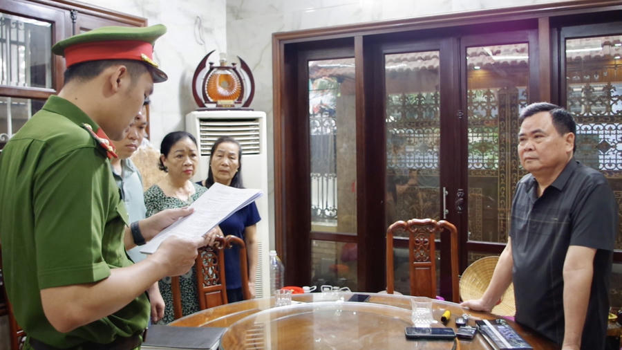 Cơ quan Cảnh sát điều tra đọc lệnh bắt bị can để tạm giam đối với Lê Tuấn Dũng.