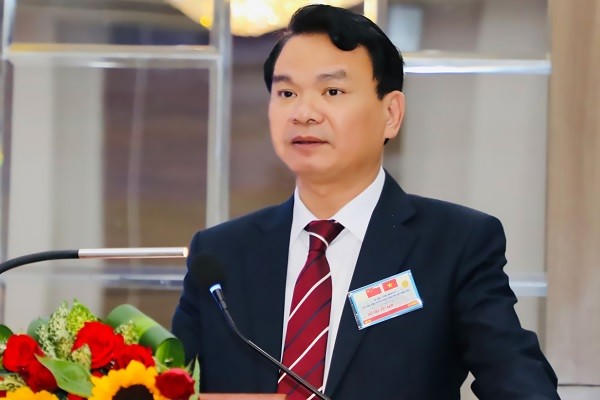Ông Đặng Xuân Phong, Ủy viên Trung ương Đảng, Bí thư Tỉnh ủy, Trưởng Đoàn đại biểu Quốc hội tỉnh Ninh Bình phát biểu tại hội thảo.