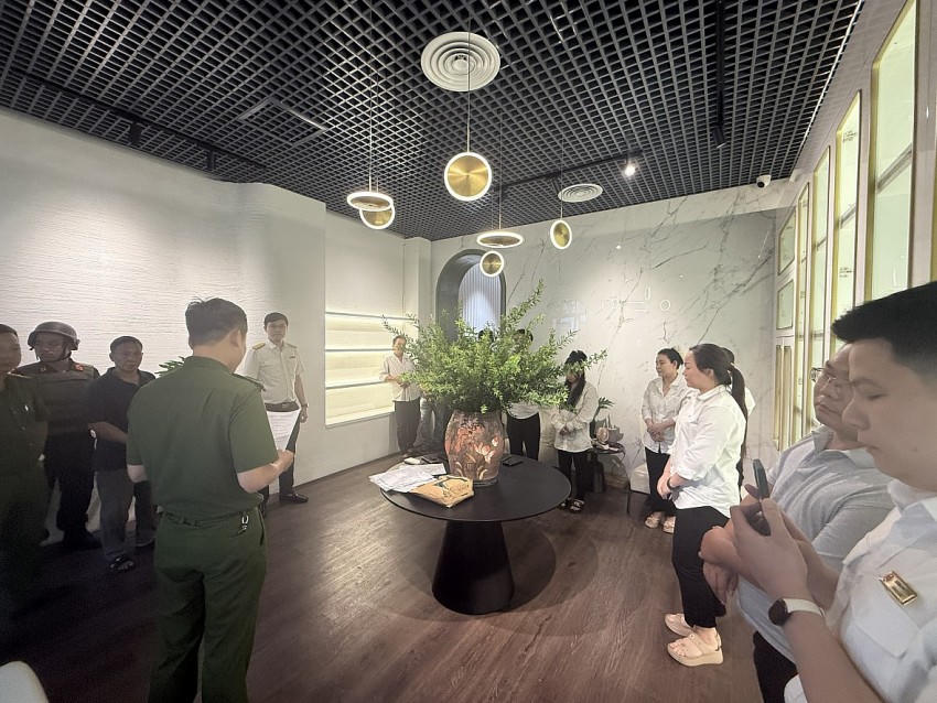 Cơ quan công an thực hiện lệnh khởi tố bị can, lệnh khám xét khẩn cấp trụ sở công ty do Vũ Nam Phương và Nguyễn Nam Thắng làm chủ tại số 312 phố Huế.